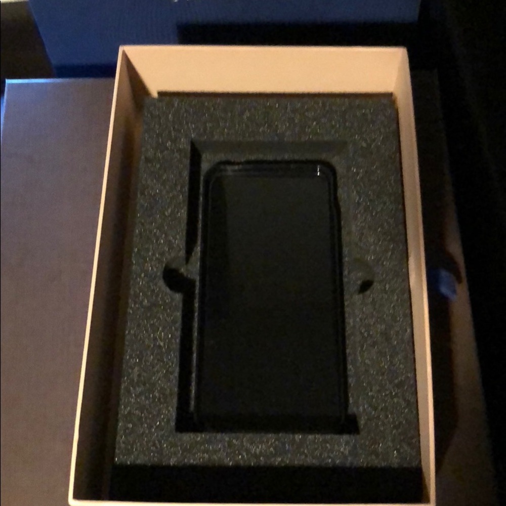 Louis Vuitton phone case, regular size phone - Picture 4 of 4